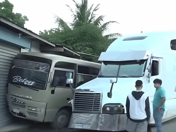 Aparatoso accidente entre rastra y rapidito en SPS