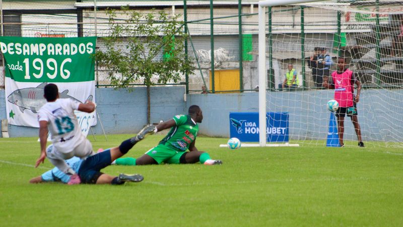 El delantero Aldo Fajardo cruza al portero Roanaldo Balanta, lo que significó el empate 1-1 entre Platense y Génesis Policía Nacional.