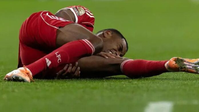 El delantero sueco del Liverpool, Alexander Isak, tuvo que pasar por el quirófano.