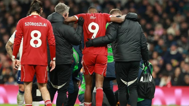 La gráfica capta el momento en que Alexander Isak abandona el terreno de juego durante el partido contra el Tottenham.