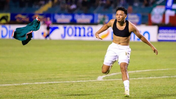 Alexy Vega celebra el primer gol de Marathón sobre Platense, en partido de la Triangular B del torneo de Apertura.