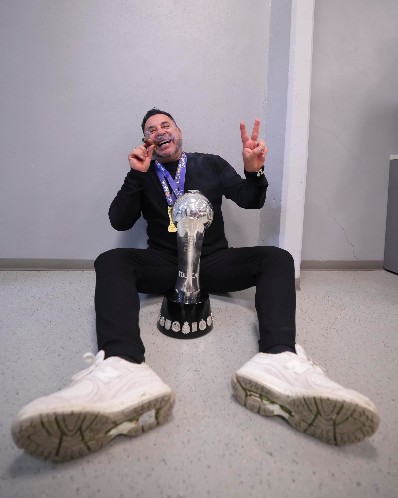 El técnico, Antonio "Turco" Mohamed, celebró a su propio estilo el bicampeonato del Toluca en la Liga MX.