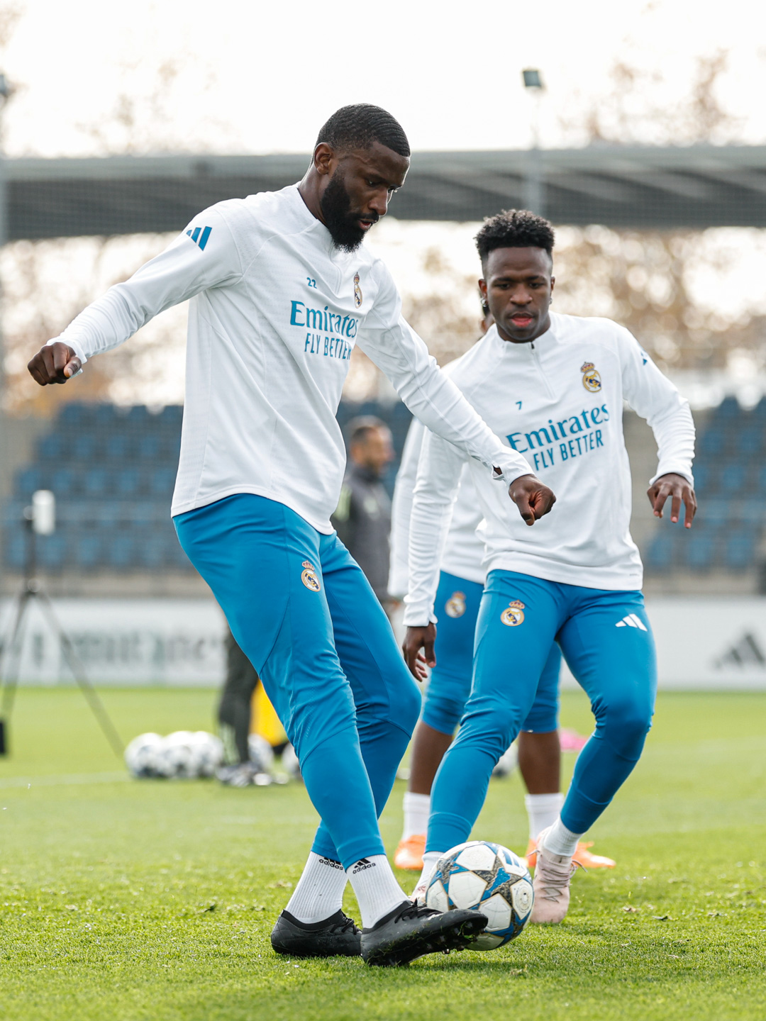 Pese a los problemas musculares, el defensa alemán, Antonio Rüdiger, levanta la mano para el partido de este miércoles ante el Manchester City.