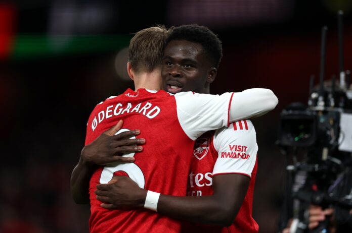 Los jugadores del Arsenal celebran el triunfo sobre Brentford, pero también la derrota del Chelsea a manos de Leeds.