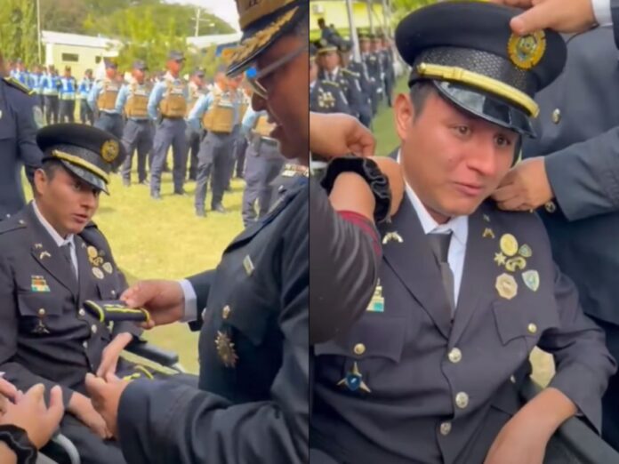 Policía silla ruedas ascenso