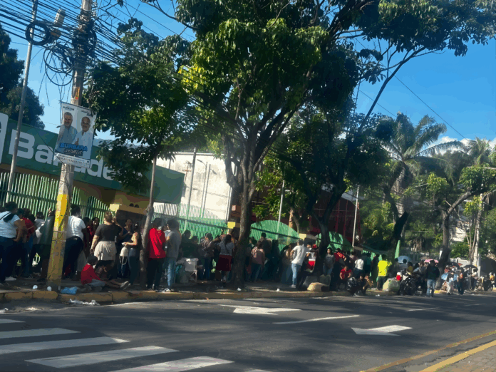 Siguen las filas para cobrar bono educativo en Banadesa, San Pedro Sula