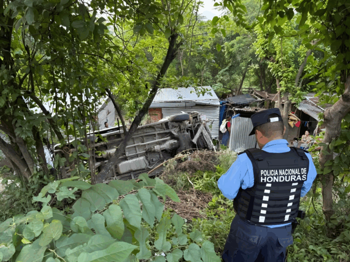 Fuerte accidente deja al menos 6 personas heridas en Cofradia
