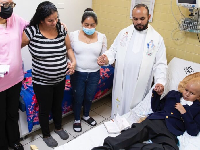 Bautizan niño cáncer Hospital Escuela