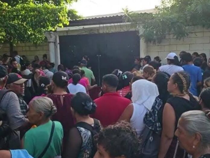 Bajo el calor y el cansancio: adultos mayores y embarazadas esperan hasta cuatro días por bono en SPS