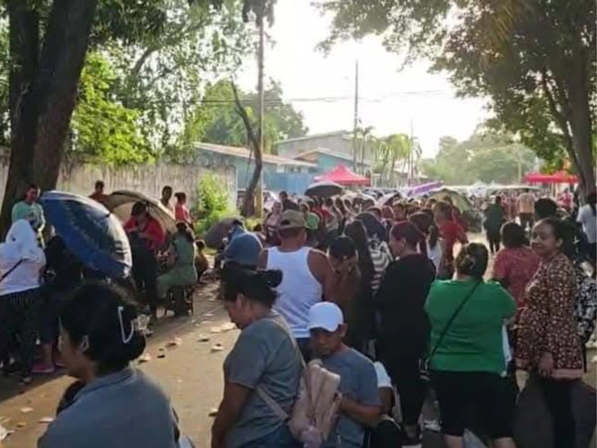 Bajo el calor y el cansancio: adultos mayores y embarazadas esperan hasta cuatro días por bono en SPS