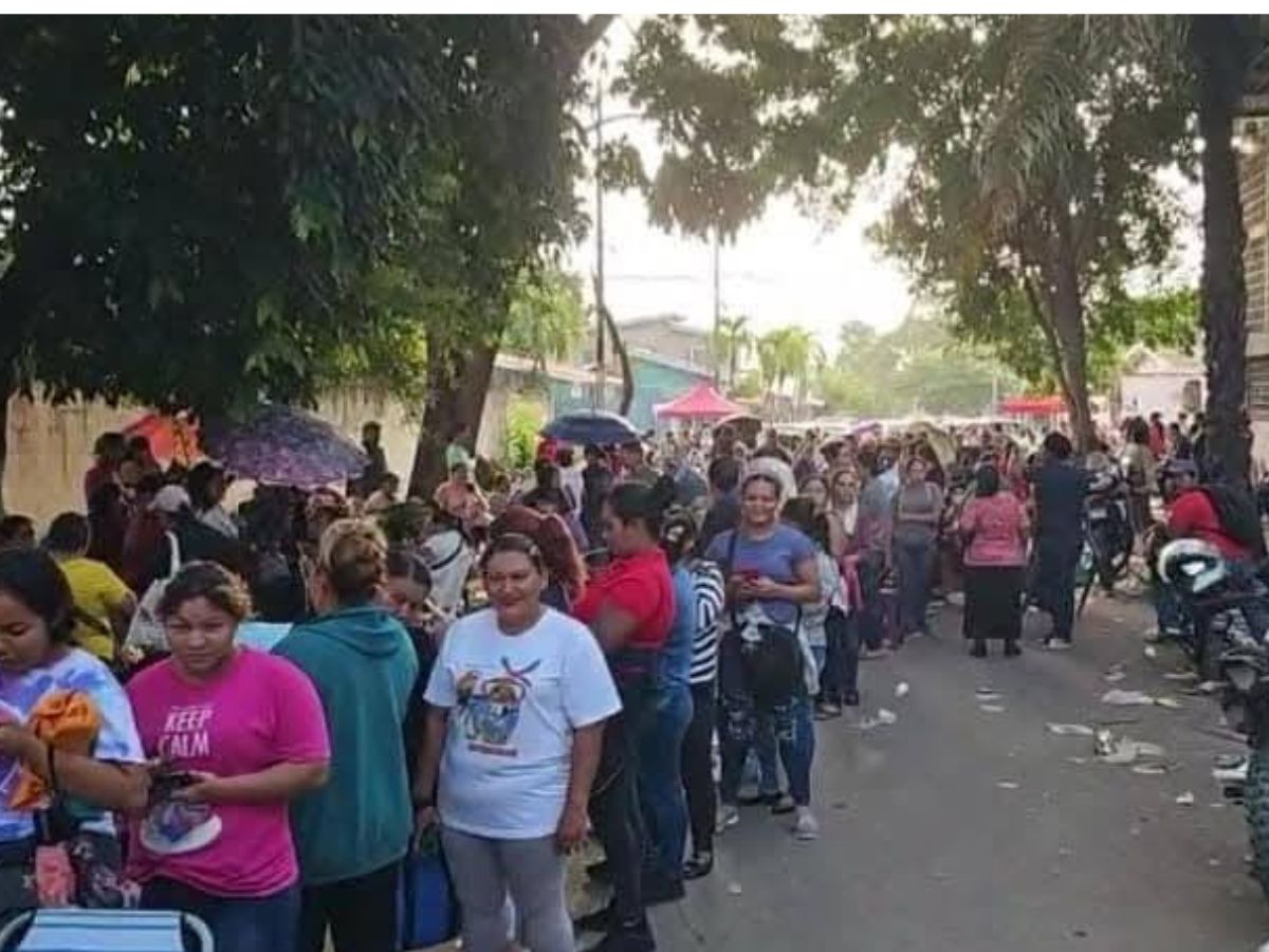 Bajo el calor y el cansancio: adultos mayores y embarazadas esperan hasta cuatro días por bono en SPS