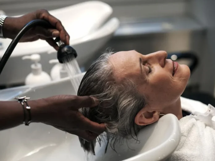 rutina de cabello después de los 50