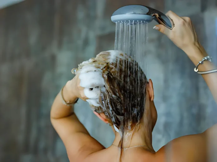 ¿Es malo lavarse el cabello con agua caliente?