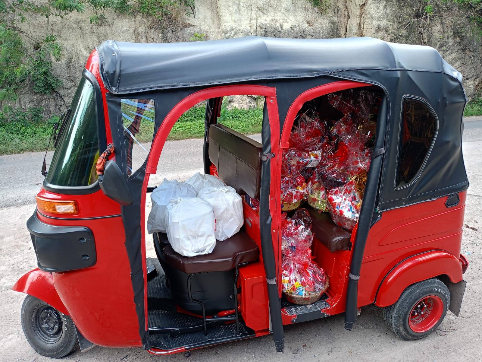 El joven fue a entregar las canastas a bordo de la mototaxi. Foto de redes sociales.