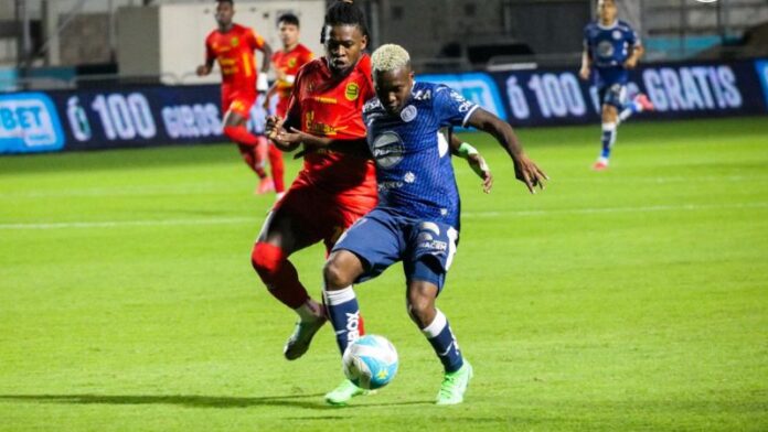 Carlos Mejía, de Motagua y Edason Palaacios, del Real España, tienen un cerrado duelo.