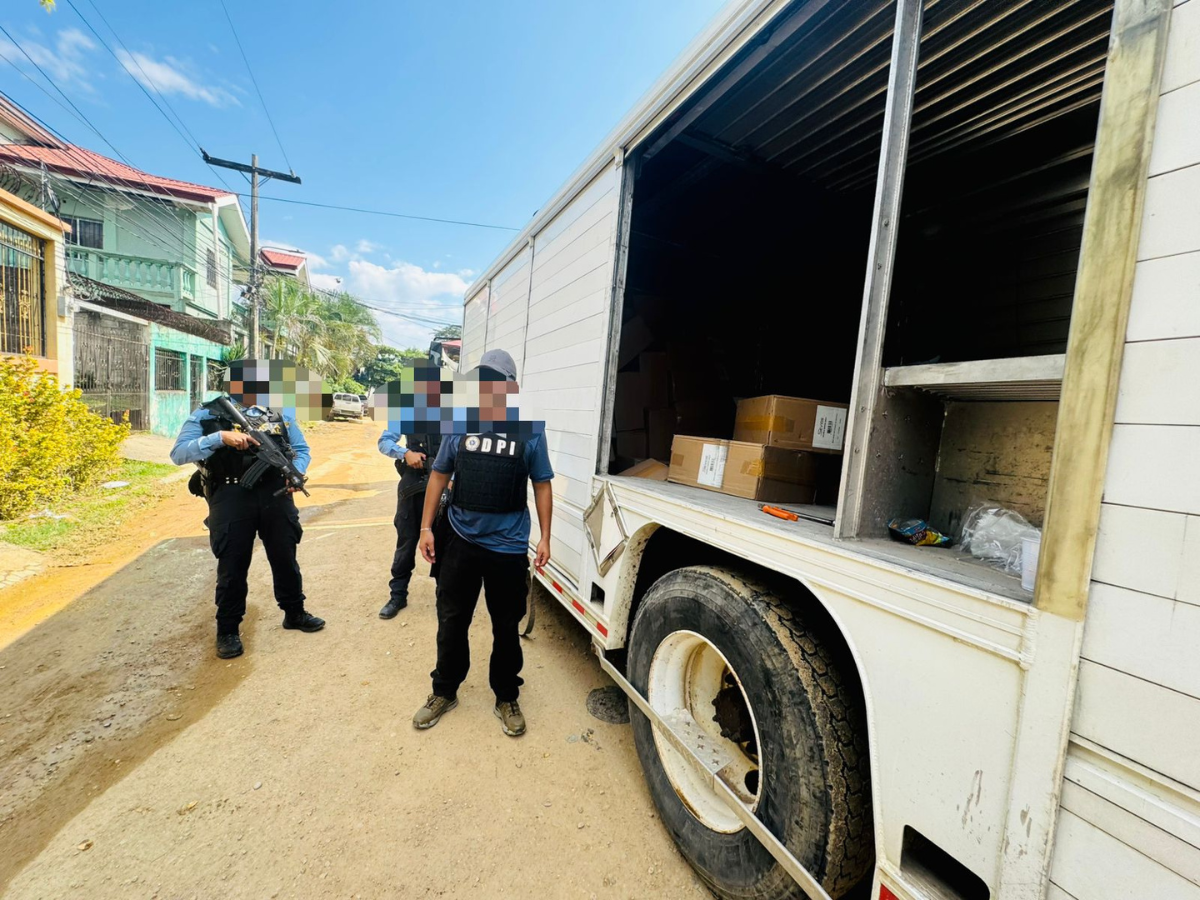 Hombres cargamento millonario de cigarrillos en Villanueva