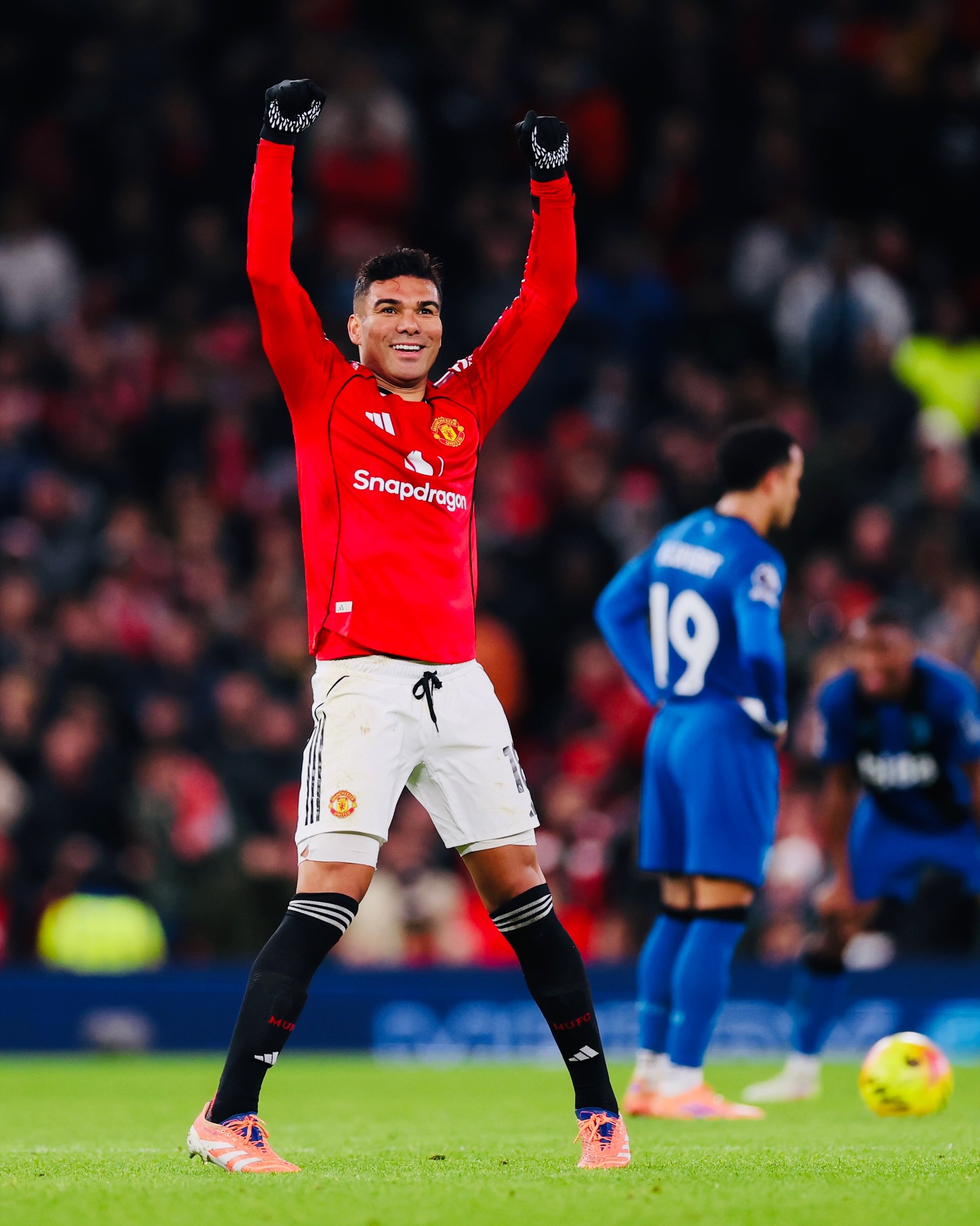El brasileño Casemiro aportó un gol para el Manchester United en la Premier League.