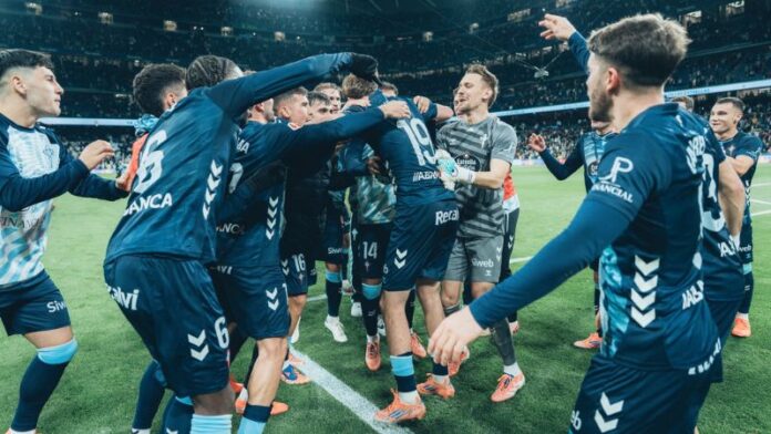 Los jugadores del Celta de Vigo celebran el histórico triunfo sobre el Real Madrid en el Santiago Bernabéu.
