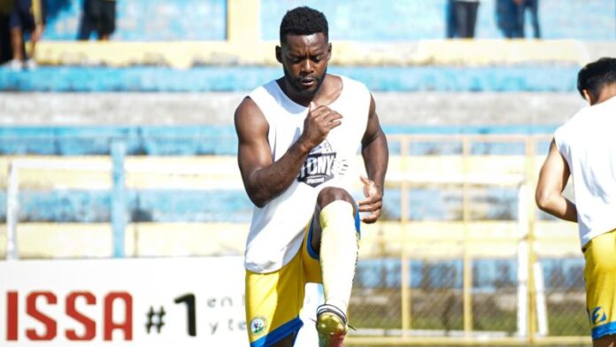 El delantero hondureño Clayvin Zúniga se desligó del Municipal Limeño de El Salvador y suena en Génesis Policía Nacional.