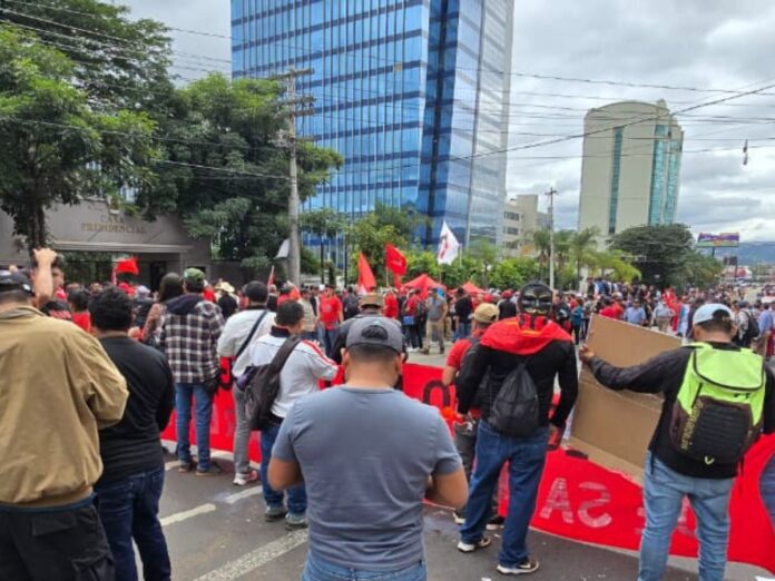 Simpatizantes de Libre protestan frente a Casa Presidencial entre gritos y pancartas