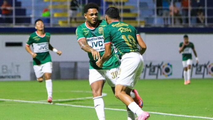 Cristian Sacaza y José Aguilera celebran el segundo gol de Marathón sobre Potros de Olancho FC.
