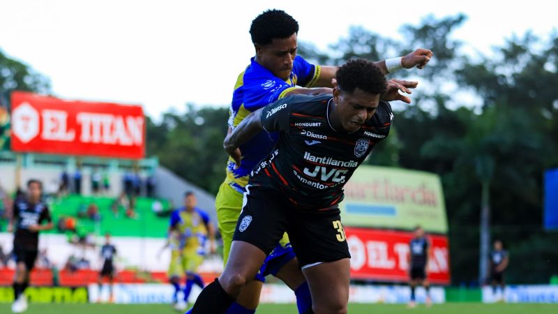 El marathonista Cristian Sacaza es presionado por el defensa de Lobos UPNFM, Andrés Dávila.
