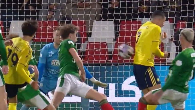 Joao Félix remata a marco y el balón se desvía en la espalda de Cristiano Ronaldo.