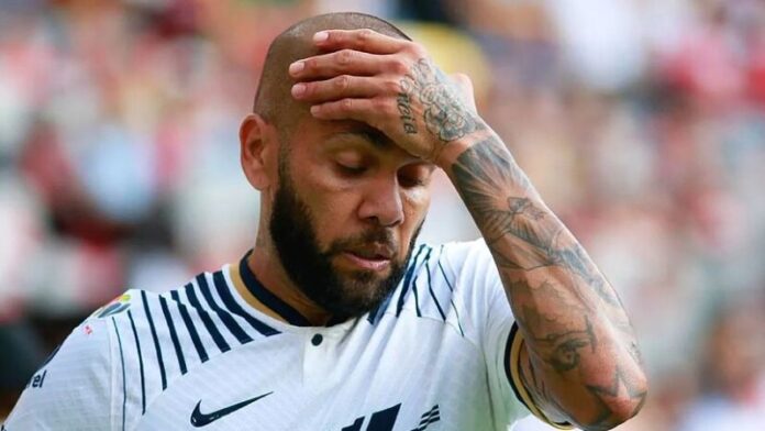 Dani Alves se convertiría en accionista de un equipo para volver a la práctica del fútbol.