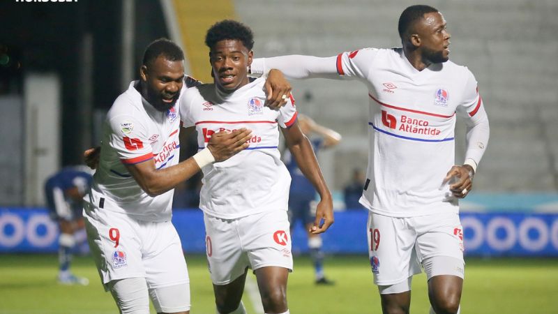 Dereck Moncada le anotó un gol a Motagua en el clásico capitalino del miércoles.