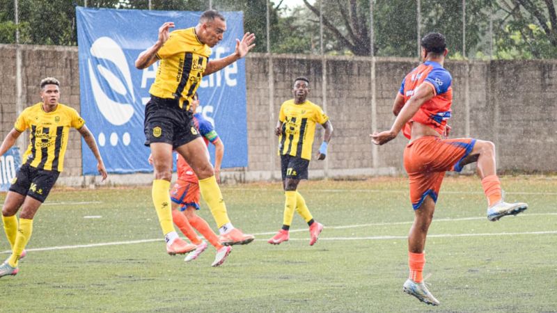 El defensa del Real España, Devron García, cortó todo el juego aéreo que buscaron los delanteros de Lobos UPNFM.