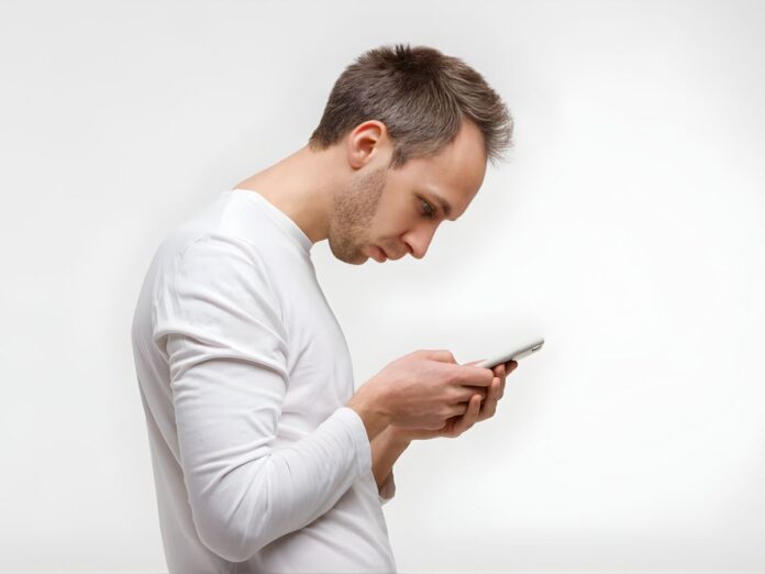 Dolor de cuello y postura digital: el síndrome tecnológico que afecta a todas las edades