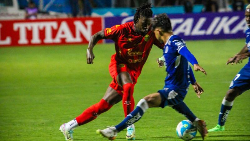 El españolista Edson Palacios enfrenta al motagüense Clever Portillo.