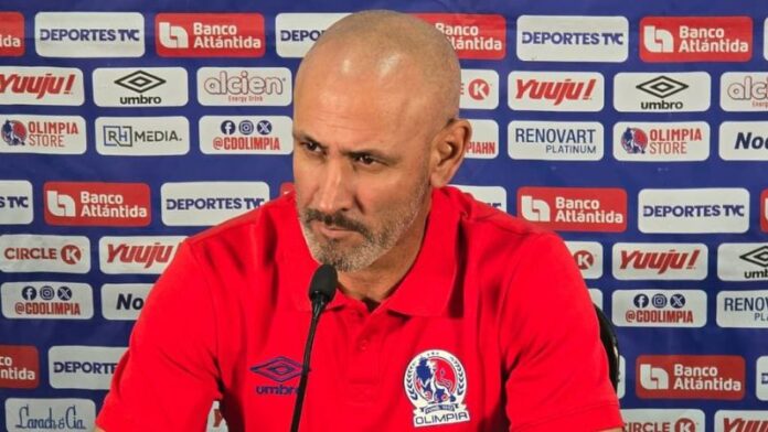 El técnico de Olimpia, Eduardo Espinel, lamenta lo sucedido con el Victoria.