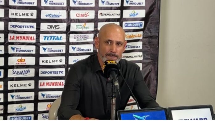 El técnico de Olimpia, Eduardo Espinel, pide que no los favorezcan, pero que también no los perjudiquen.