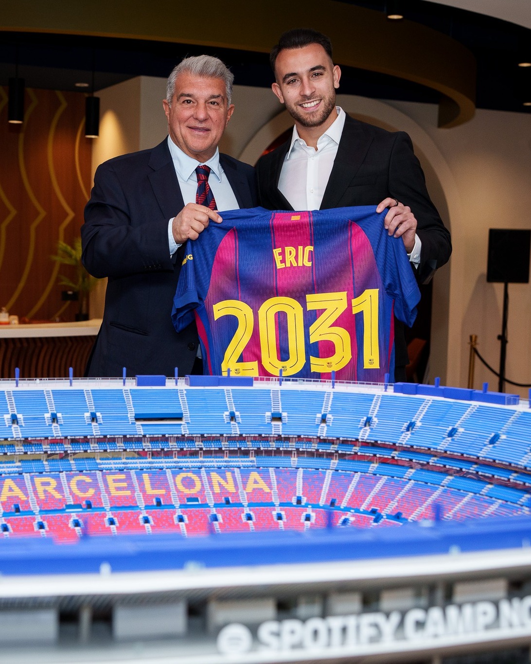 El presidente del Barcelona, Joan Laporta, posa junto al defensa, Eric García.