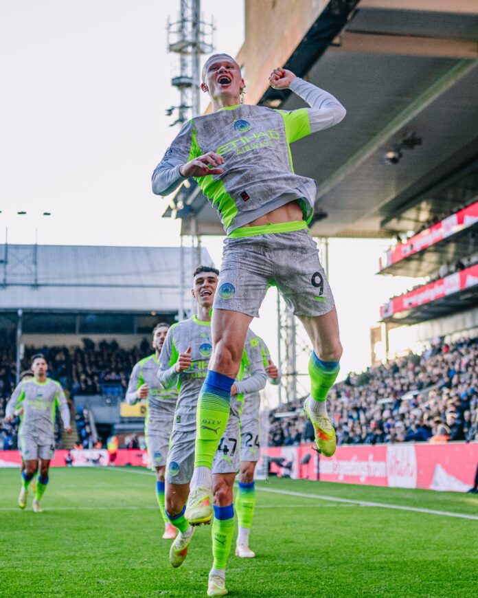 Erling Haaland anotó dos goles en el triunfo del Manchester City sobre el Crystal Palace.
