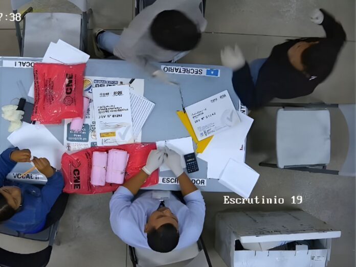 Pelea en el CLE: Escrutadores protagonizan enfrentamiento durante el conteo