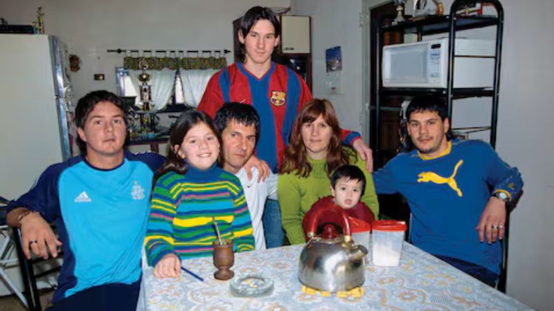 Lionel Messi junto a sus padres y hermanos cuando eran unos jóvenes y niños.