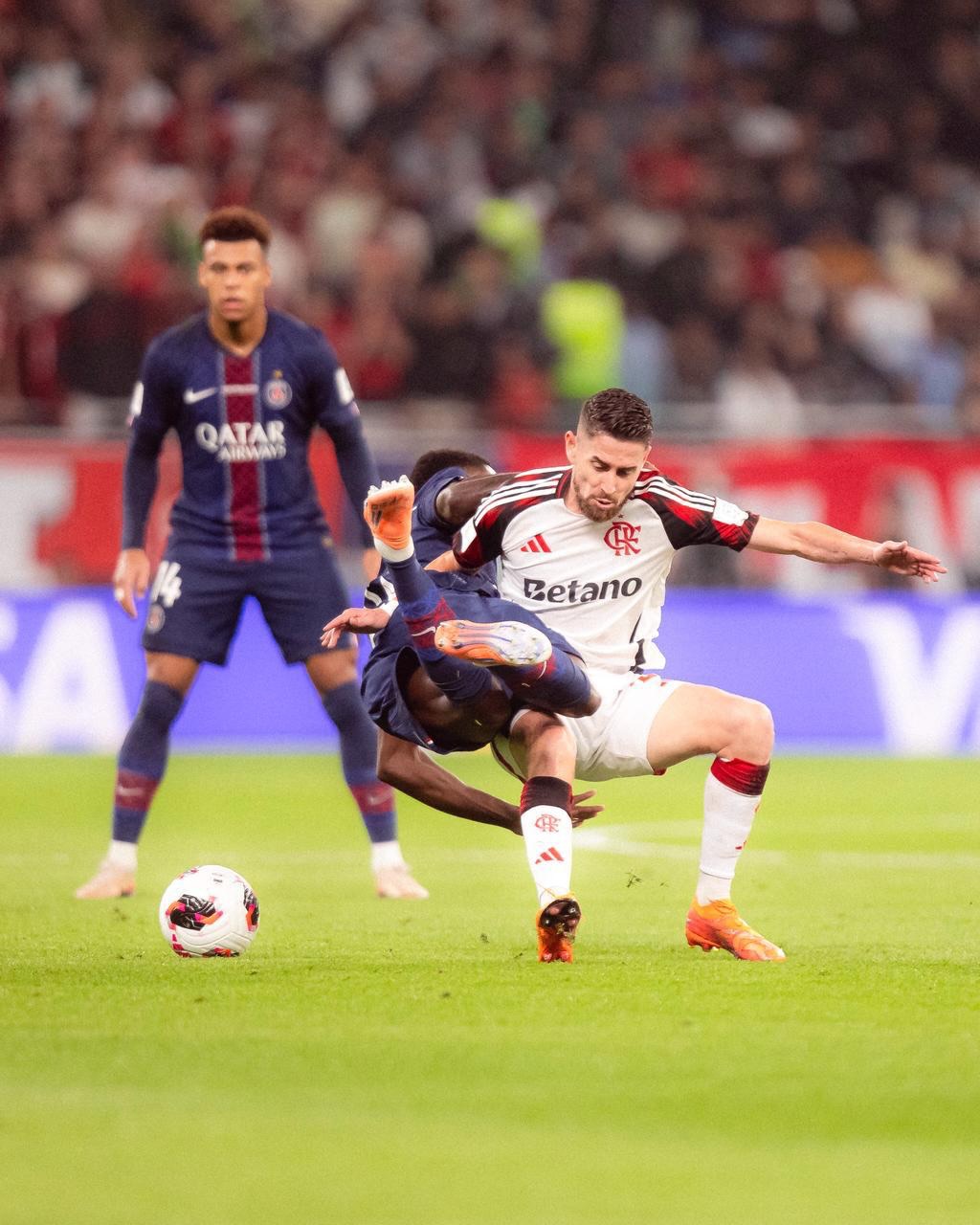 En el tiempo reglamentario y en el extra, parisinos y brasileños empataron a un gol.