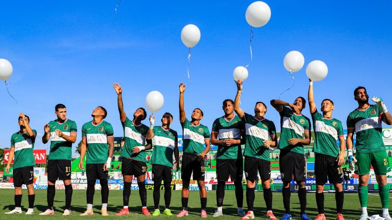 Los jugadores del Marathón sueltan globos blancos en memoria de su presidente, Orinson Amaya.