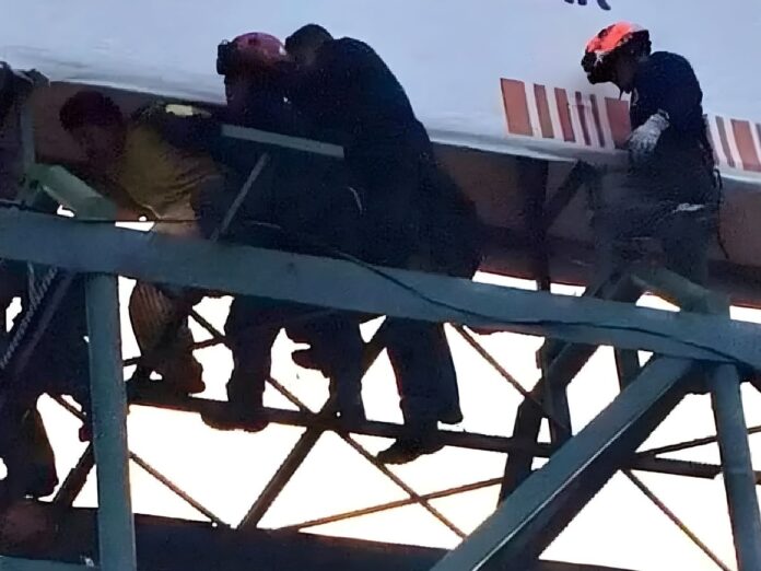 VIDEO: Hondureño es rescatado tras intentar lanzarse desde un puente en México