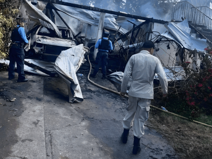 La Ceiba: voraz incendio consume una vivienda de dos plantas y un vehículo