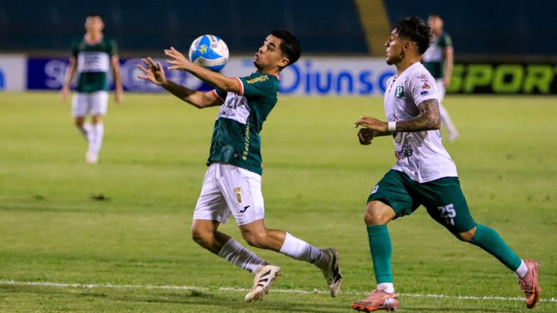 El mediocampista de Marathón, Isaac Castillo, controla el balón con su pecho, presionado por el platensista, Samuel Pozantes.