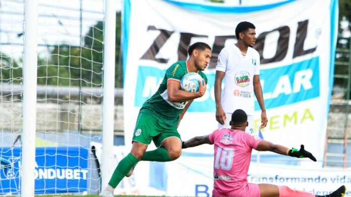 El panameño Javier Rivera anotó el gol que devolvió a la vida a Marathón frente al Platense.