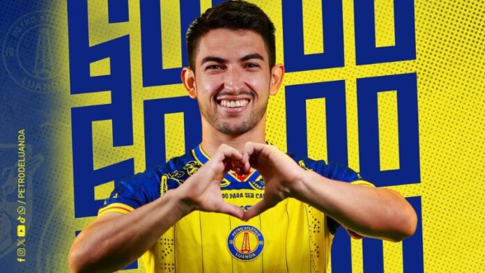 El hondureño Jonathan Rubio regala corazones con el equipo Atlético Petro de Luanda de Angola.