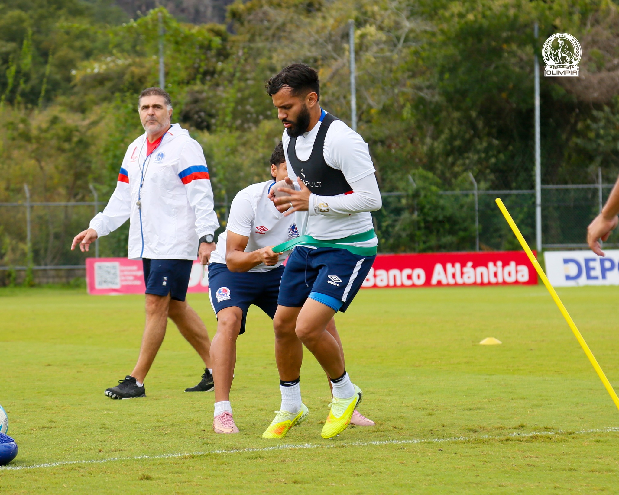 El mediocampista Jorge Álvarez volvió a entrenar, pero con su mano derecha vendada.