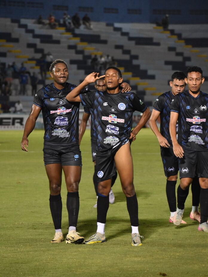 El joven delantero de Victoria, Juan Carlos García, celebra el primer gol de su equipo sobre CD Choloma.