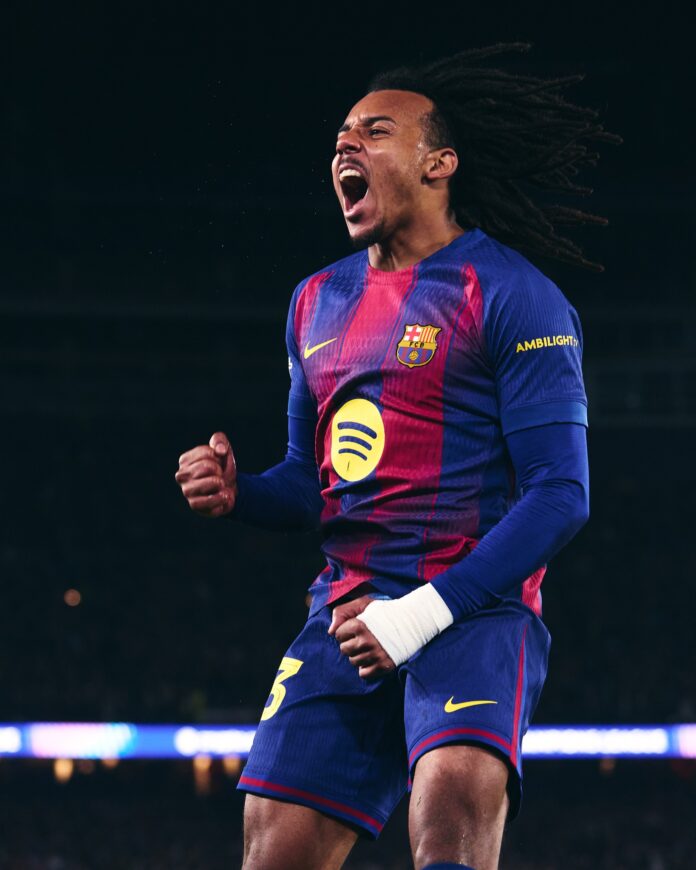 El defensa francés, Jules Koundé, celebra la segunda anotación del Barcelona sobre el Eintracht Fráncfort.