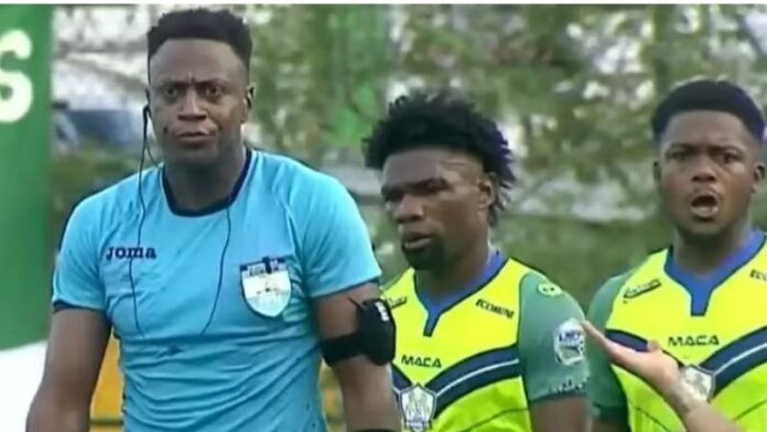 El árbitro Julio Güity tiene sumergido en una mini crisis al fútbol hondureño.