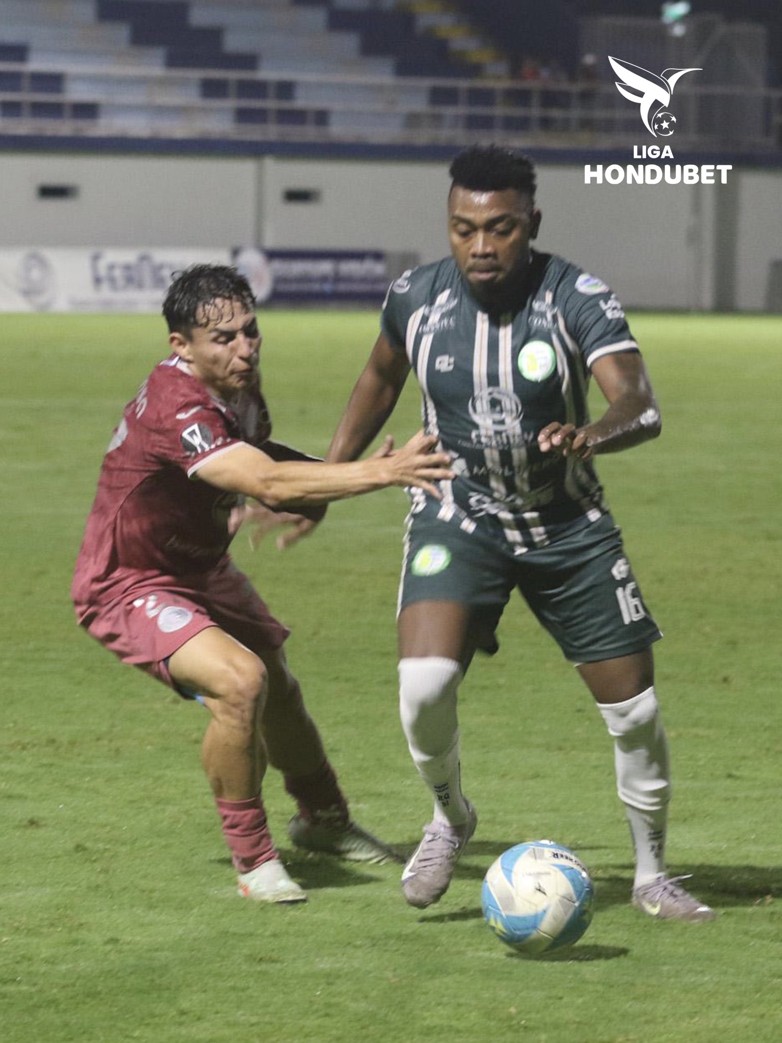 El motagüense, Jefryn Macías, presiona al defensa de Juticalpa FC, Elmer Güity.